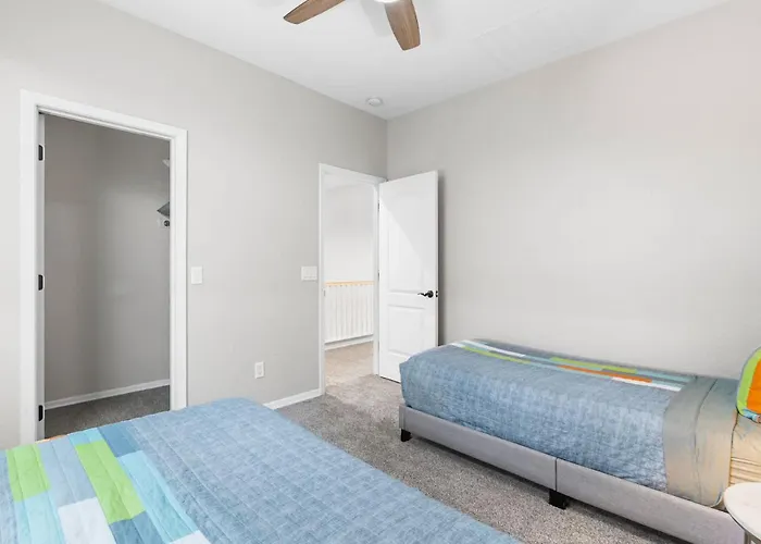 King Bed Pool Fire Pit Office Holiday home